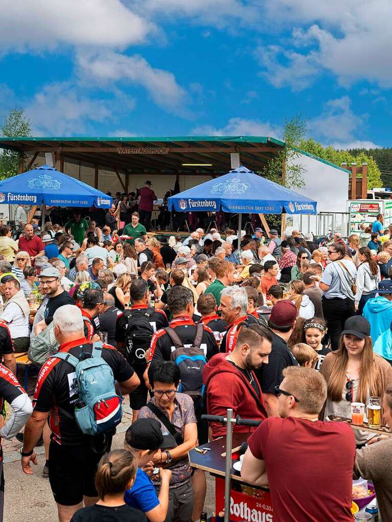 Bei bestem Wetter wurde in Holzschlag krftig gefeiert.