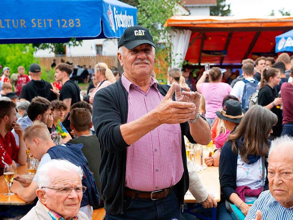 Bei bestem Wetter wurde in Holzschlag krftig gefeiert.