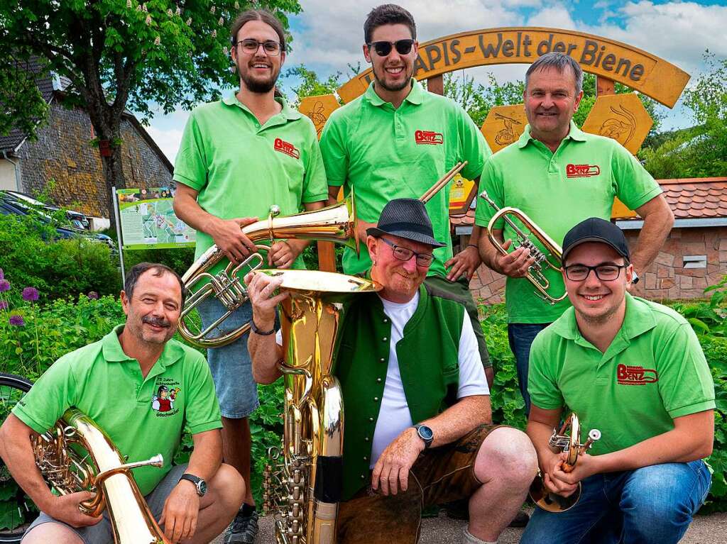 Musik verbindet:  Die Herbstfestmusikanten aus Gschweiler begeisterten die Besucher.  „Aushilfsmusiker“ Flake (Mitte) sorgte fr die perfekten Tubaklnge.