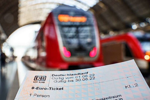 Ein frisch an einem Automaten der Deutschen Bahn erworbenes 9-Euro-Ticket  | Foto: Frank Rumpenhorst (dpa)