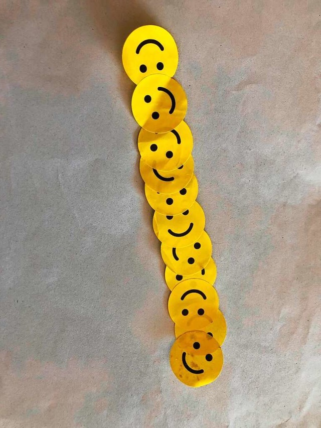 Gesammelte Smileys auf dem Rundenarmband der Kinder  | Foto: privat