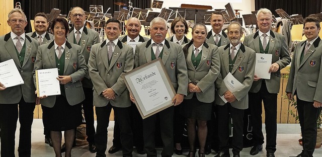 Etliche Wyhler Musikerinnen und Musike...ikverband fr bis zu 50 Jahre geehrt.   | Foto: Jrgen Schweizer