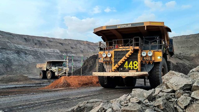 Im Tagebau wird die Kohle mit riesigen Lastwagen transportiert.  | Foto: --- (dpa)