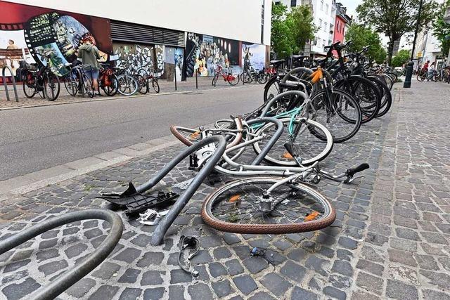 Fahranfnger fhrt in Freiburg beim Wenden sieben Fahrradbgel um