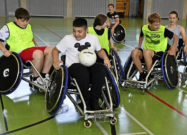 Beim Rollstuhl-Rugby ging es in der Br...Schlerinnen dem Ball hinterherjagten.  | Foto: Julius-Leber-Schule