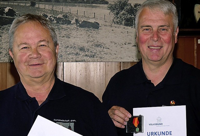 Hans-Josef Ltzler (links)  und Roland Berr mit ihren Auszeichnungen.   | Foto: Eva Korinth