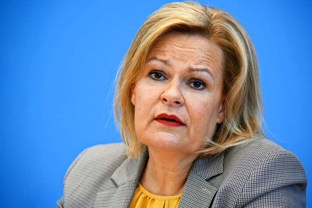 Bundesinnenministerin Nancy Faeser (SP...ll das Waffenrecht weiter verschrfen.  | Foto: Bernd von Jutrczenka (dpa)