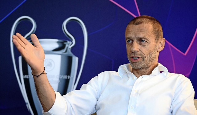 Uefa-Prsident Aleksander Ceferin wird... heute Abend den Henkelpott bergeben.  | Foto: FRANCK FIFE (AFP)