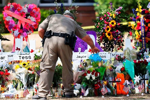 Ein Mitglied der texanischen Highway P... fr die Opfer des Massakers in Uvalde  | Foto: Michael M. Santiago (AFP)