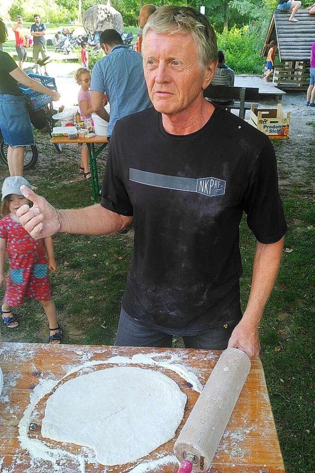 Reinhard Flessner bereitet eine Pizza zu.  | Foto: Anna Castro Ksel