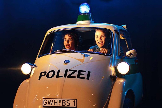 Zum Reiz des &#8222;Bikini Skandals&#8...e-Requisiten wie eine Polizei-Isettta.  | Foto: Alexander Kaemmer