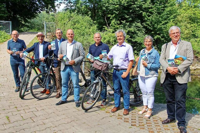 Die Neuauflage der Radwanderkarte  Elz...nheim) und Claude Schaller (Slestat).  | Foto: Ruth Seitz