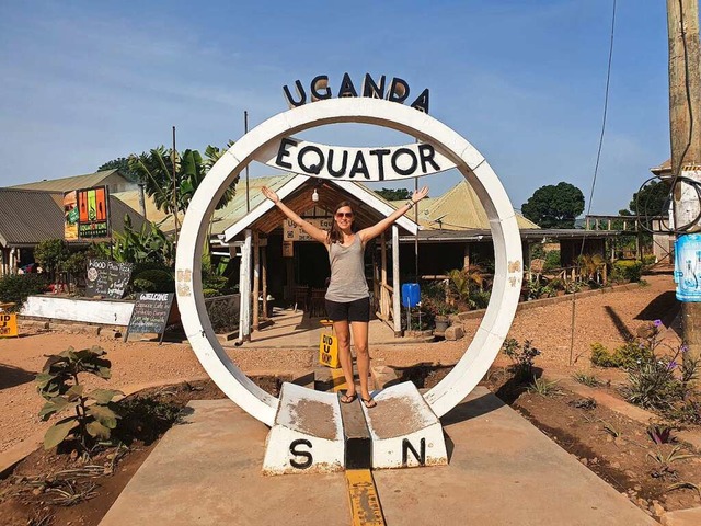 Zwischen Nord- und Sdhalbkugel: Katha...balancierte in Uganda auf dem quator.  | Foto: Katharina Gempp