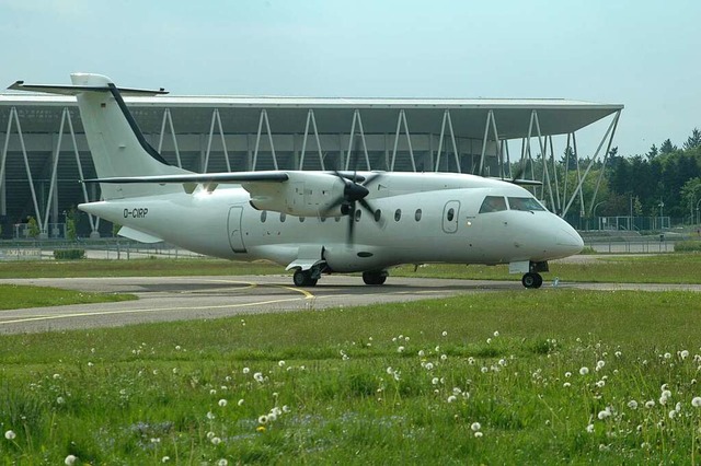 Eine Do328 von MHS Aviation vor dem Europa-Park-Stadion in Freiburg.  | Foto: Jrgen Schelling