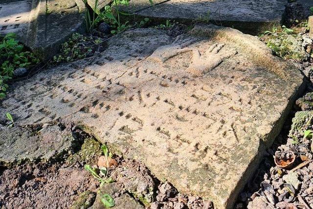In Breisach werden Grabsteine auf jdischen Friedhfen dokumentiert