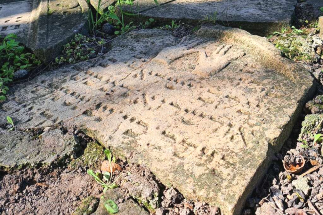 In Breisach werden Grabsteine auf jüdischen Friedhöfen dokumentiert