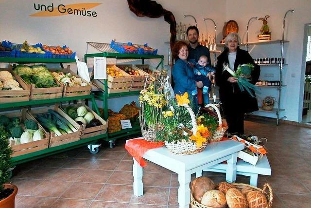 Im Bauernladen Feuerstein in Heitersheim gibt’s Bauernbrot und frisches Gemüse