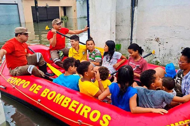 Menschen im brasilianischen Bundesstaat Pernambuco werden gerettet.  | Foto: - (AFP)