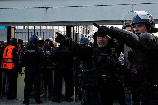 Das Spiel im Stade de France bei Paris... uerten Kritik an den Organisatoren.  | Foto: Christophe Ena (dpa)