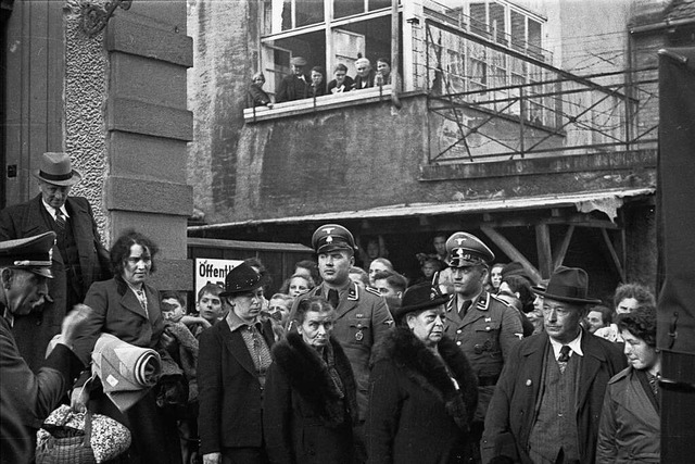 Die historische Aufnahme zeigt die Dep...r den Augen zahlreicher Schaulustiger.  | Foto: Stadtarchiv Lrrach