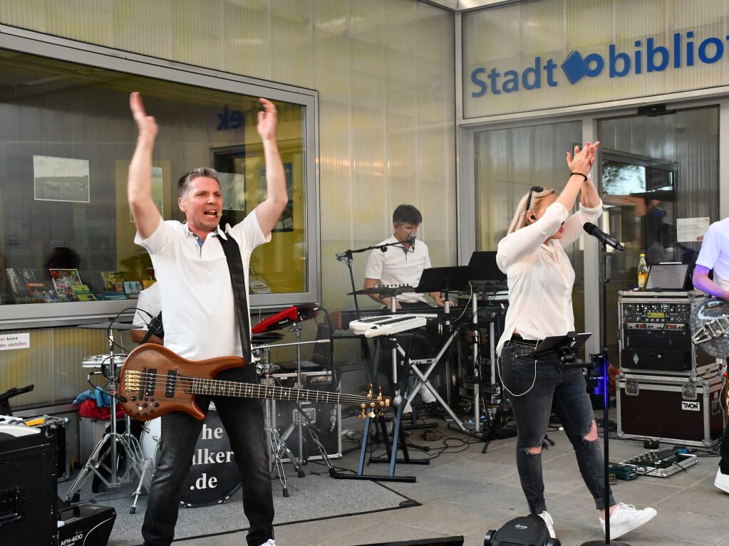 Die Band The Walkers spielte am Samstagabend mit flotten Rock-und Pop-Rhythmen auf.