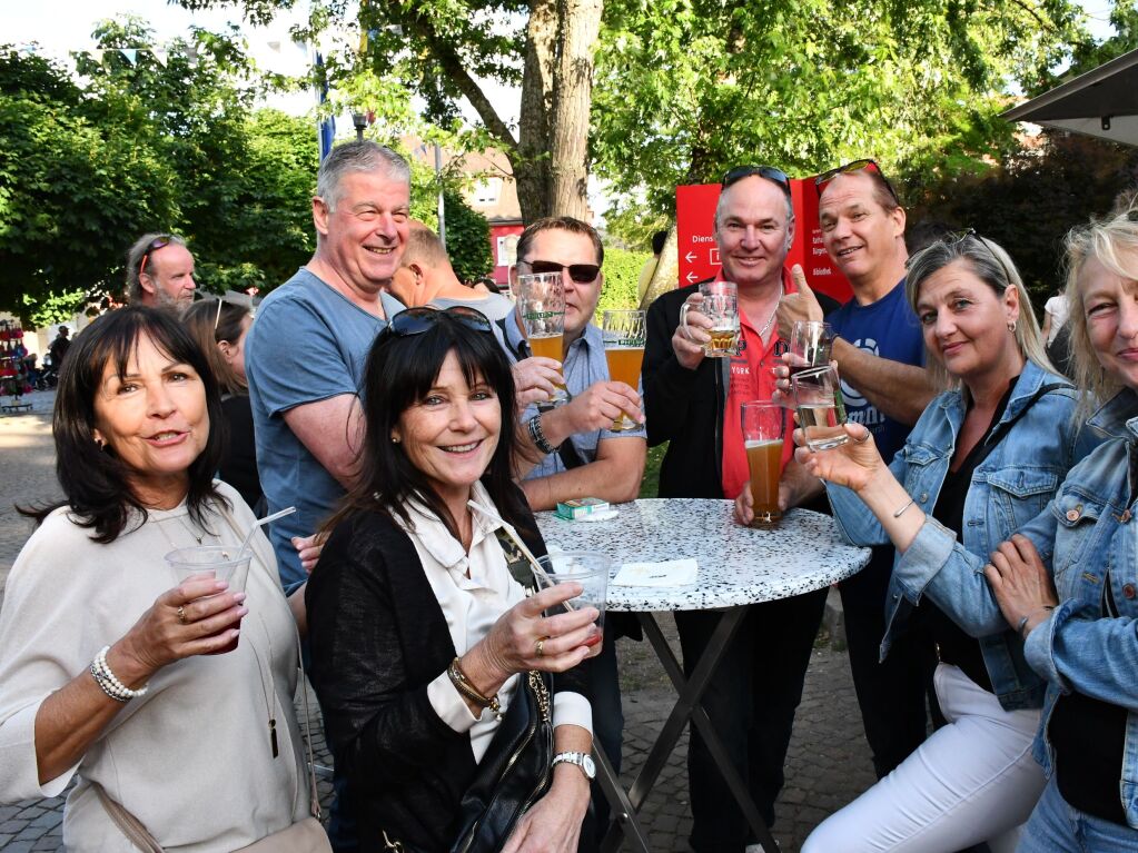 Hochbetrieb herrschte am Samstagabend vor der Festbhne, wo die Band „The Walkers“ aufspielte.