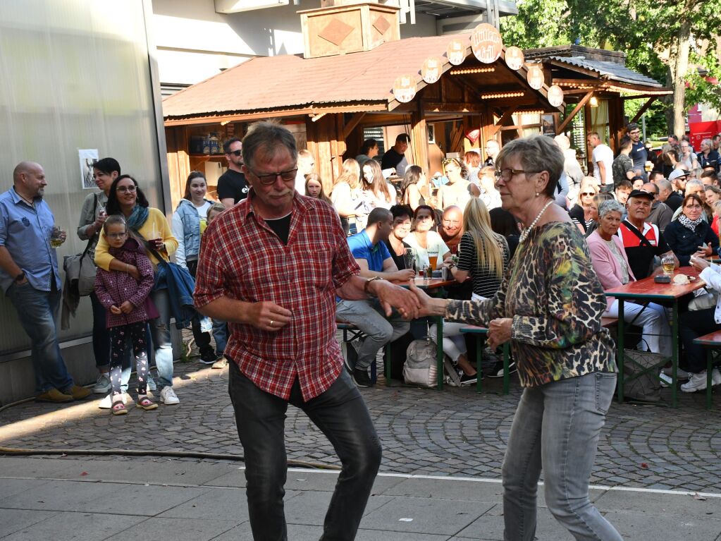 Hochbetrieb herrschte auch am Samstagabend vor der Festbhne, wo die Band „The Walkers“ aufspielte.