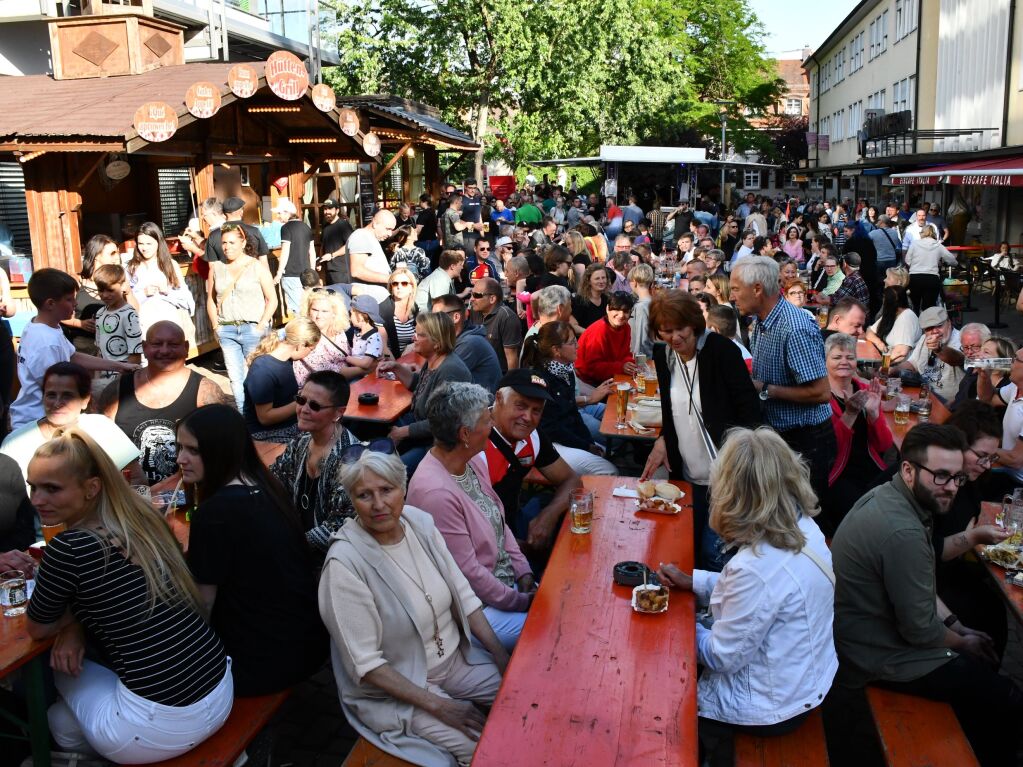 Hochbetrieb herrschte auch am Samstagabend vor der Festbhne, wo die Band „The Walkers“ aufspielte.