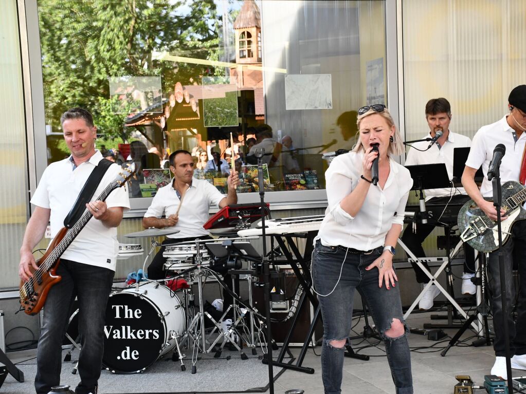 Die Band „The Walkers“ spielte am Samstagabend mit flotten Rock-und Pop-Rhythmen auf.