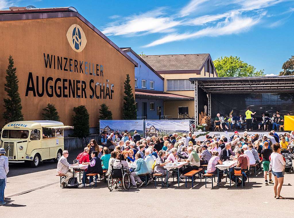 Musik, Essen und Sitzgelegenheiten gib es im Hof der WG.