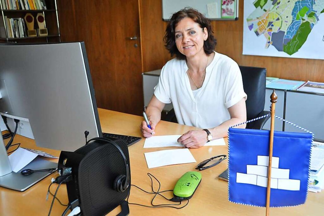 Christine Kaufmann an ihrem Arbeitsplatz als Gemeindepräsidentin  | Foto: Daniel Gramespacher