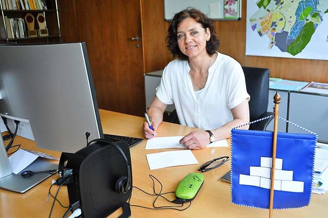 Christine Kaufmann an ihrem Arbeitsplatz als Gemeindeprsidentin  | Foto: Daniel Gramespacher
