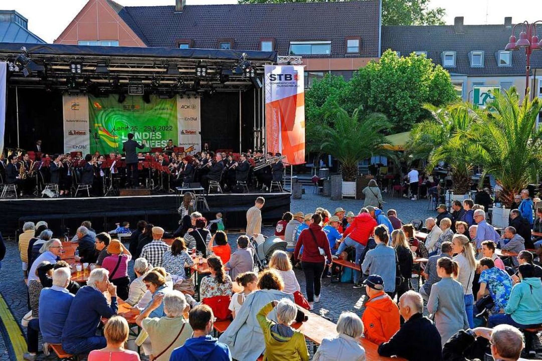 Rund 250 Gäste verfolgten das Konzert ...kapelle auf dem Marktplatz am Samstag.  | Foto: Bettina Schaller