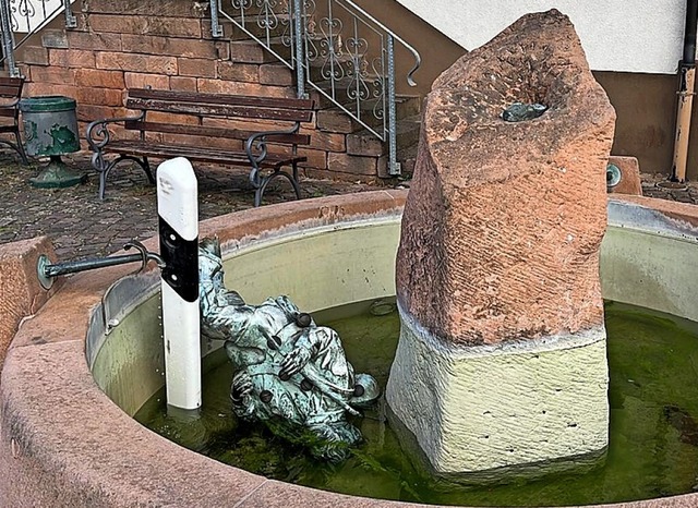 Unbekannte beschdigten den Kenzinger Welle-Bengel-Brunnen.  | Foto: Privat