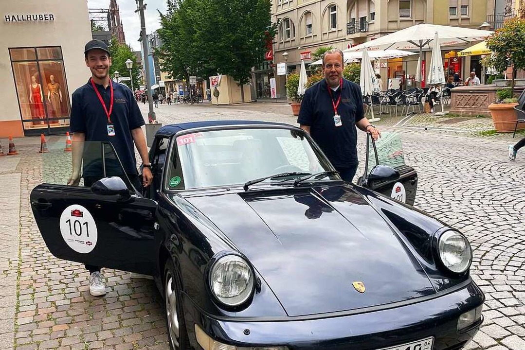 Sohn Pit und Vater Jürgen Papst mit Porsche 911 Cabrio Baujahr 92  | Foto: Cornelia Weizenecker
