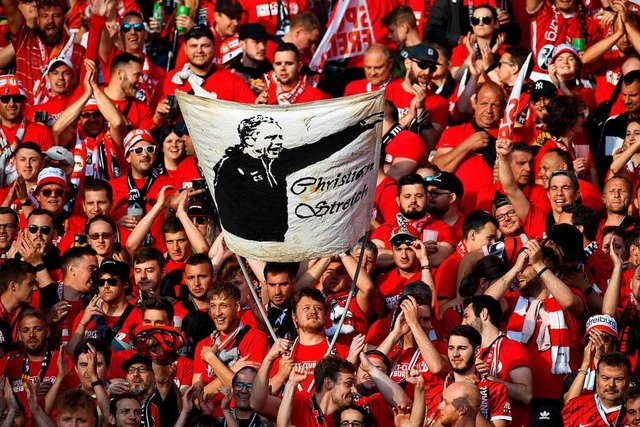 Das diesjhrige DFB-Pokalfinale in Ber...normer Untersttzung seitens der Fans.  | Foto: THOMAS KIENZLE (AFP)