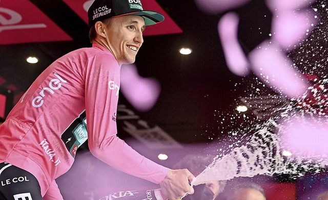 Spritziger Jubel in Rosa: Jai Hindley, der Gewinner des 105. Giro d&#8217;Italia  | Foto: Massimo Paolone (dpa)