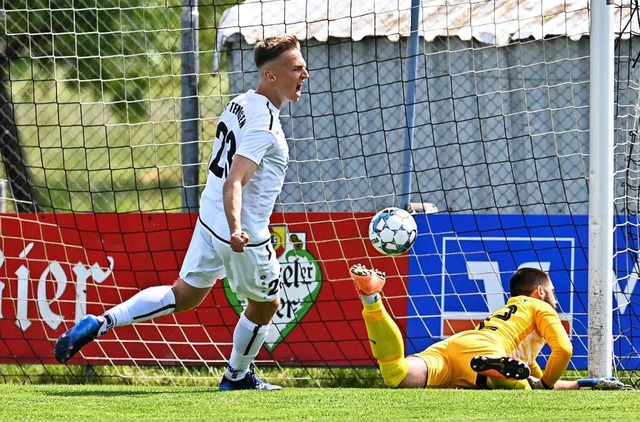 Pascal Kuhn (links) bejubelt den Tenin...ger Keeper  Luca Sipos ist geschlagen.  | Foto: Achim Keller