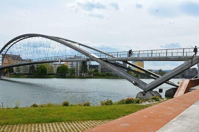 Die Brcke ber die Hafeneinfahrt zwischen Weil und Kleinhningen muss warten