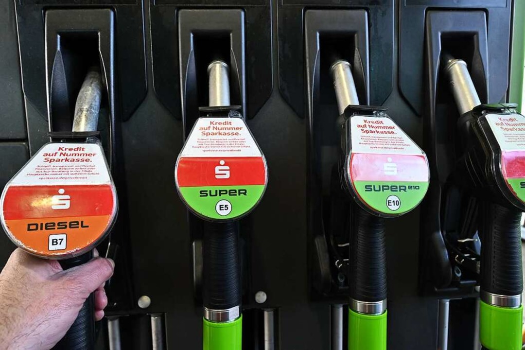 Im Juni, Juli und August werden niedrigere Steuern auf Kraftstoff fällig.  | Foto: Thomas Kunz