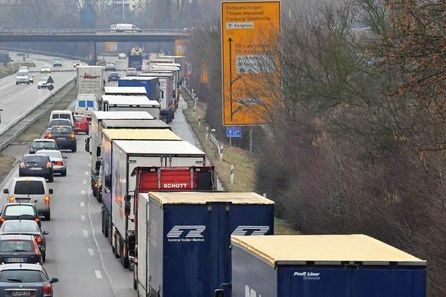 Rabiater Autofahrer verpasst einem anderen auf der B 31a in Freiburg eine Ohrfeige