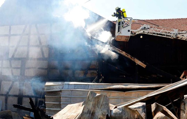 Die Feuerwehr konnte ein groflchiges bergreifen der Flammen verhindern.  | Foto: Heidi Fel