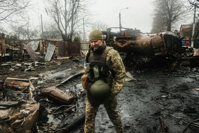 Ukrainische Soldaten inspizieren die T... der Hauptstadt. (Foto vom April 2022)  | Foto: Matthew Hatcher (dpa)