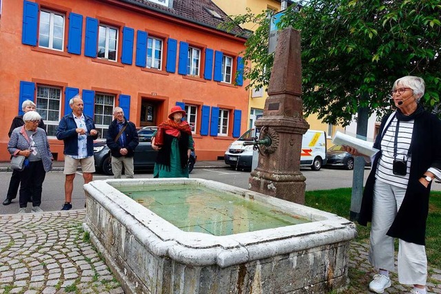 Beim Rundgang zu sechs Brunnen in der ...ssende Geschichten, Mrchen und Sagen.  | Foto: Roswitha Frey