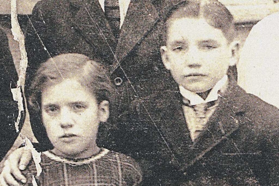 Creszentia Blatter mit ihrem Bruder Le.... Die  Aufnahme stammt von etwa  1920.  | Foto: privat