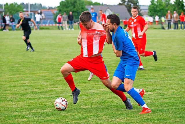 Kampf bis aufs Hemd beim Derby in Lff...echts) im Laufduell mit Kim Hirschbolz  | Foto: Wolfgang Scheu