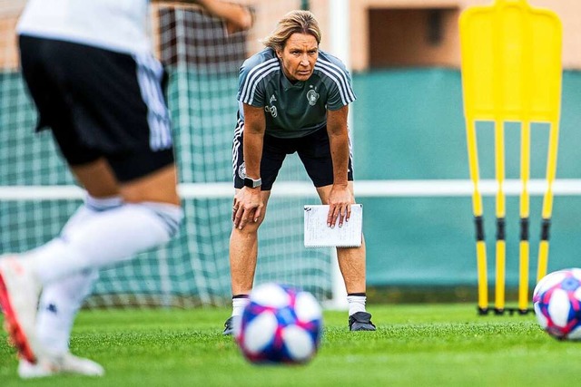 Bundestrainerin Martina Voss-Tecklenbu... Team steht eine intensive Zeit bevor.  | Foto: Sebastian Gollnow (dpa)