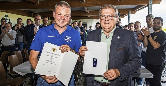 Der Sportfreunde-Vorsitzende Achim Her...Winfried Kretschmann verliehen wurde.   | Foto: Alexander Anlicker