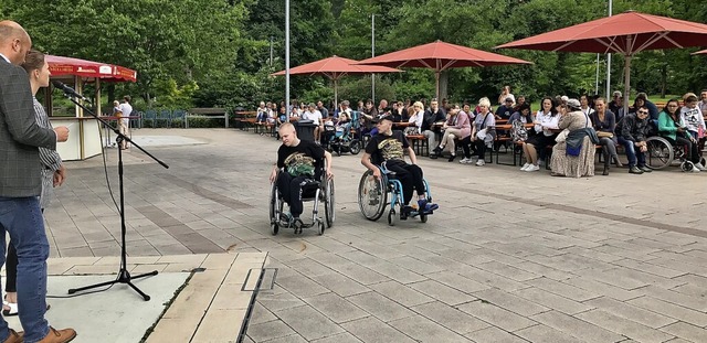 Die Gemeinde Bad Bellingen hatte die u...ohl und bersetzerin Daria Shemetova.   | Foto: Jutta Schtz