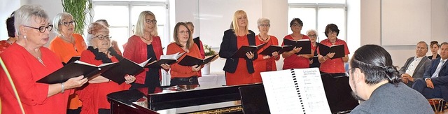 Heinz Breininger leitete die Frauen souvern vom Klavier aus.  | Foto: Deborah Widmer